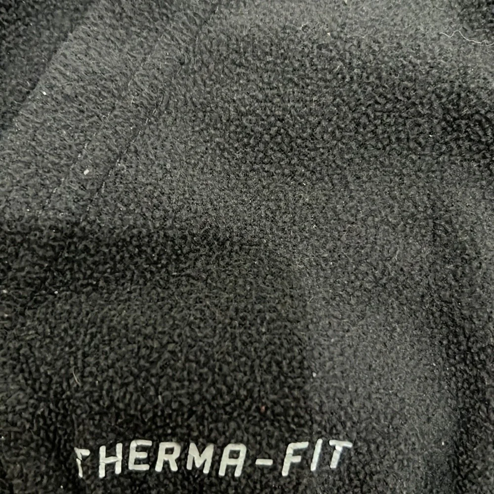 Girls therma fit Nike fleece hooded sweater